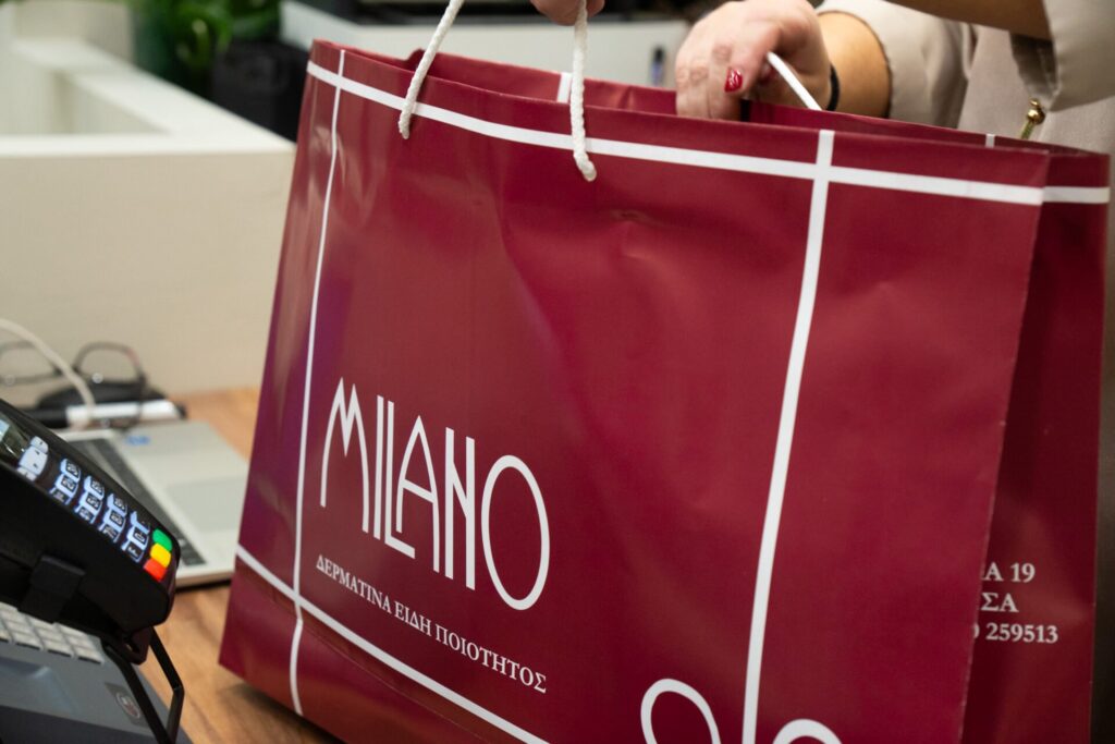 Η καρδιά της μόδας και των αξεσουάρ χτύπησε δυνατά στο κέντρο της Λάρισας! Με τεράστια χαρά και συγκίνηση, υποδεχτήκαμε φίλους, συνεργάτες και όλους εσάς στα εγκαίνια του πλήρως ανανεωμένου μας καταστήματος Milano Bags. Ήταν μια βραδιά αφιερωμένη στην αισθητική, την εξέλιξη και, φυσικά, στην αγάπη μας για την ποιοτική τσάντα και το ταξίδι. Ένας χώρος που εμπνέει Το φυσικό μας κατάστημα μεταμορφώθηκε! Ο ανανεωμένος χώρος μας σχεδιάστηκε με γνώμονα τη δική σας άνεση, συνδυάζοντας τη σύγχρονη αισθητική με έναν προσεγμένο φωτισμό που αναδεικνύει κάθε λεπτομέρεια των συλλογών μας. Από τις κομψές τσάντες πόλης μέχρι τις πιο ανθεκτικές βαλίτσες για τις εξορμήσεις σας, κάθε γωνιά του νέου Milano Bags προσφέρει μια ολοκληρωμένη εμπειρία αγορών. Η εμπειρία Milano και online! Για εμάς, το Milano Bags δεν είναι απλώς ένα κατάστημα· είναι ένας ζωντανός οργανισμός που εξελίσσεται μαζί με την πόλη της Λάρισας. Αυτή η ανανέωση του φυσικού μας χώρου αποτελεί την υπόσχεσή μας να συνεχίσουμε να σας προσφέρουμε το καλύτερο, τόσο από κοντά όσο και μέσω του ηλεκτρονικού μας καταστήματος milanobags.gr. Όλα όσα εντυπωσίασαν τους καλεσμένους μας τη βραδιά των εγκαινίων –οι νέες αφίξεις, οι επαγγελματικές σειρές και τα must-have αξεσουάρ της σεζόν– είναι διαθέσιμα και online, ώστε να μπορείτε να αποκτήσετε τα αγαπημένα σας κομμάτια από οπουδήποτε κι αν βρίσκεστε. Ένα μεγάλο "Ευχαριστώ" Το πιο ζεστό μας ευχαριστώ ανήκει σε εσάς. Η εμπιστοσύνη που μας δείχνετε όλα αυτά τα χρόνια είναι η κινητήριος δύναμή μας για να γινόμαστε καλύτεροι. Το νέο Milano Bags είναι εδώ για να συνεχίσει να δίνει λύσεις με ποιότητα, στυλ και διαχρονικό χαρακτήρα. Σας περιμένουμε να μας γνωρίσετε από κοντά στο κέντρο της Λάρισας ή να περιηγηθείτε στις συλλογές μας στο milanobags.gr!